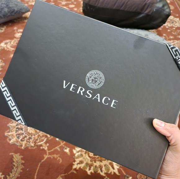 Versace - Picture 4 of 4